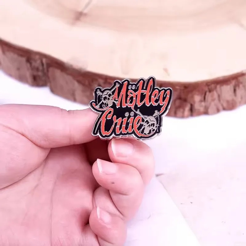 Music Logo Brooch Classic 80s  - Heavy Equipment Logo avaliação e preço